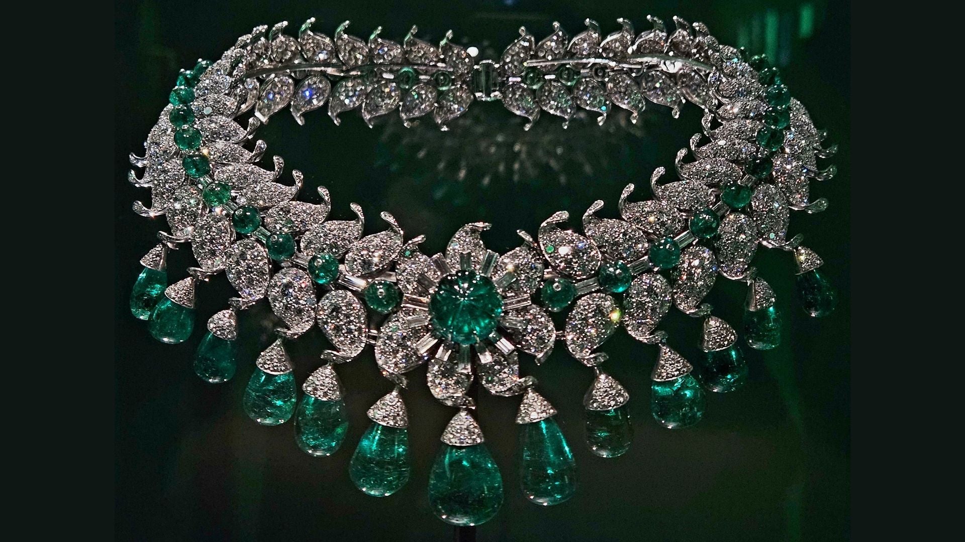 1949 emerald necklace created for an Indian royal commission, featuring emeralds and diamonds by Van Cleef & Arpels.